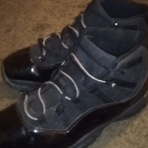 Size 12 Jordans cap and gown 11's
